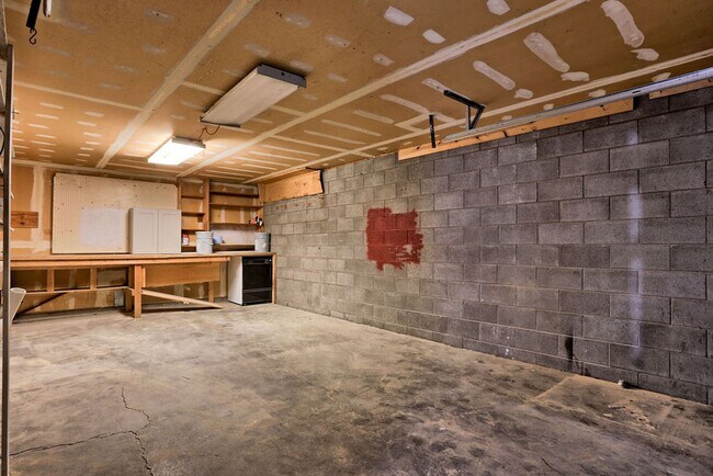 Building Photo - 2823 Stanford Rd
