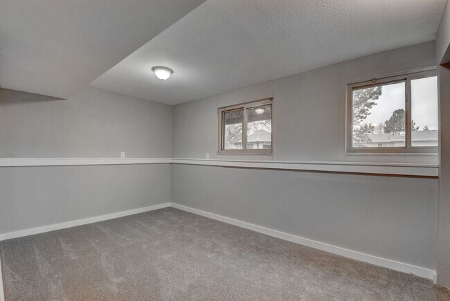 Building Photo - 4 bedroom, 2 bath home with 2 car garage, with mountain views