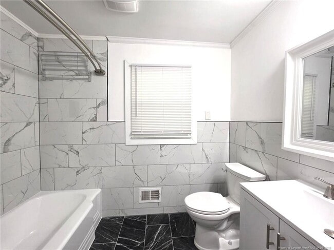 Building Photo - 216 Country Club Dr