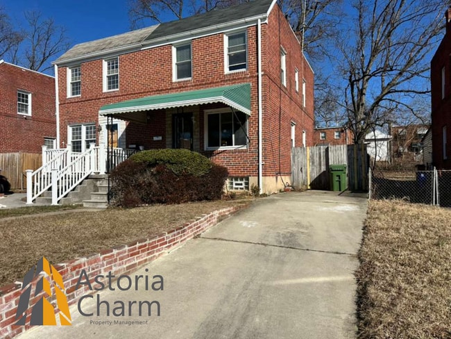 Building Photo - 3 Bedroom Home with Finished Basement, Parking, and Fenced Yard