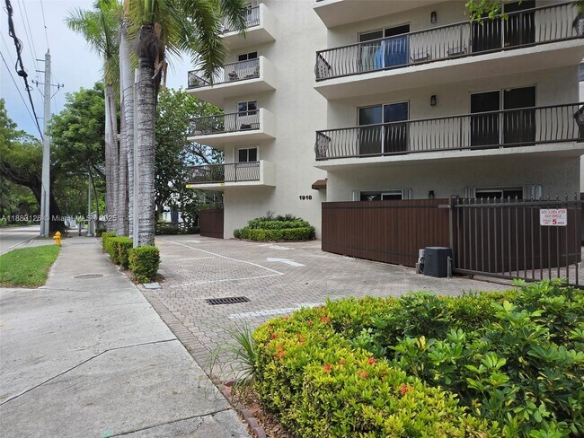 Building Photo - 1918 Brickell Ave