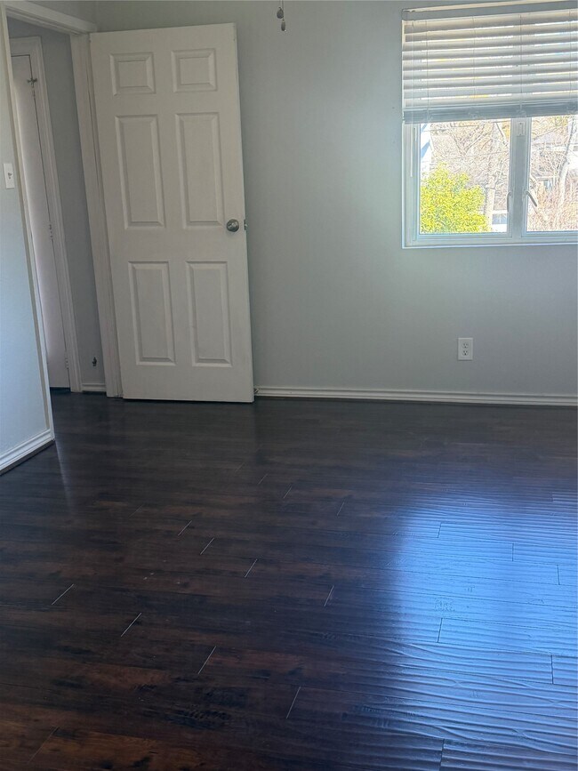 Building Photo - 732 Memorial Mews St