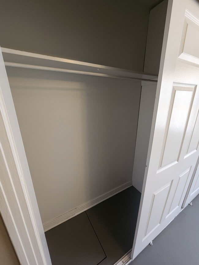 Building Photo - 3 bed 2 bath 1 car garage