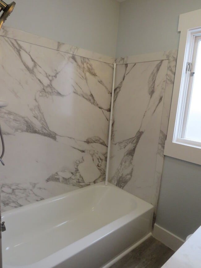 Building Photo - 3 Bedroom (1 non-egress) / 1 Car Garage located near the hospitals and colleges!