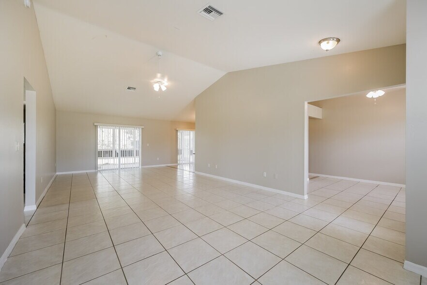 Building Photo - 401 SE 18th St