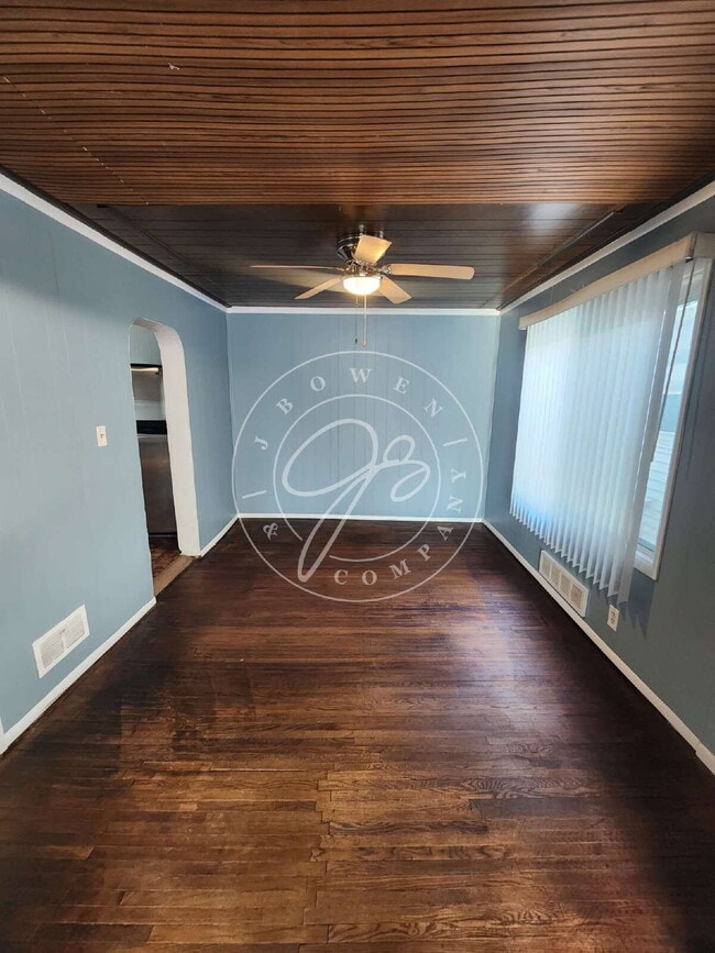 Building Photo - 2 bed 1 bath in West Toledo!