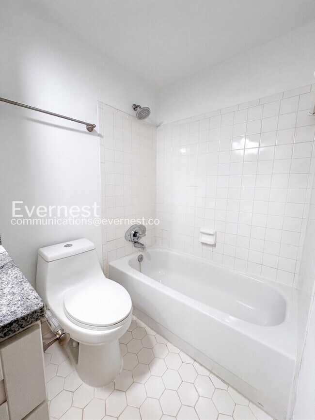 Building Photo - 2 Bed/2 Bath Town Home with Modern Amenities / Vouchers Accepted / Available Now!