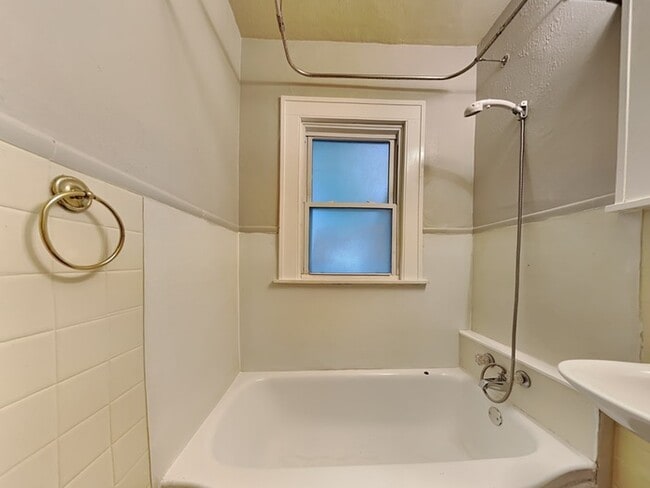 Building Photo - Quaint 2 Bedroom, 1 Bathroom House in Minn...