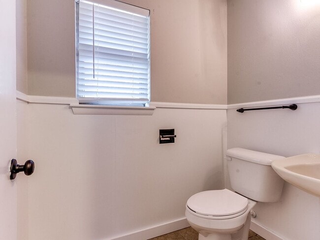 Building Photo - Spacious 4 bedroom in Edmond!