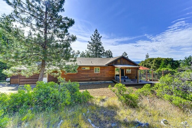 Building Photo - 2 Bedroom Home Tucked away in the Sierras