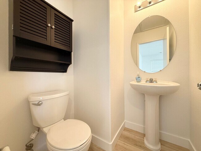 Building Photo - 2/BD 2.5/BA Home in Gated Community with M...