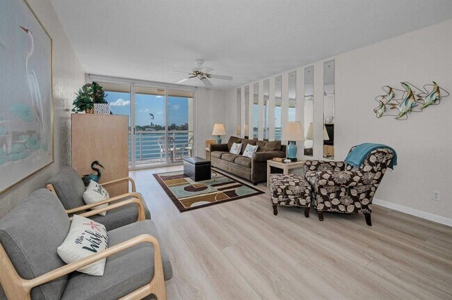 Building Photo - 6085 Bahia Del Mar Cir N