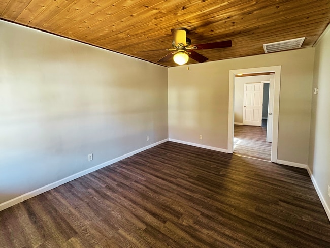 Building Photo - 3 Bedroom East Ridge House