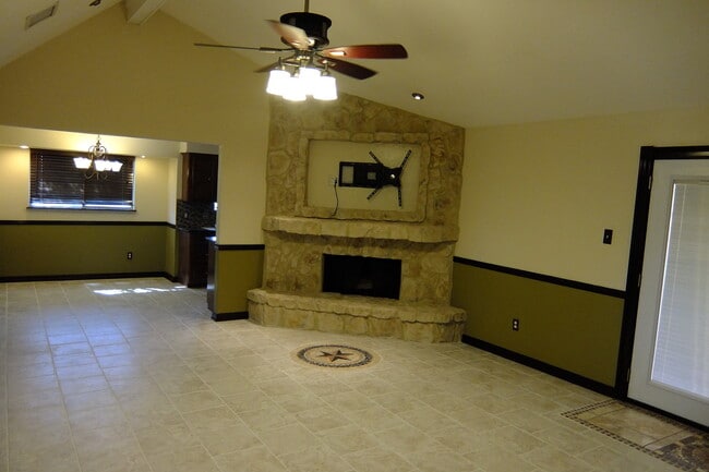 Building Photo - 10526 Sundown Dr