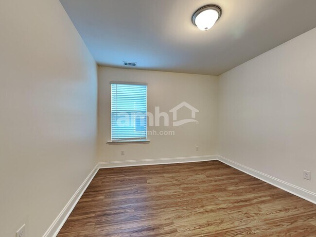 Building Photo - 12 Cherry St