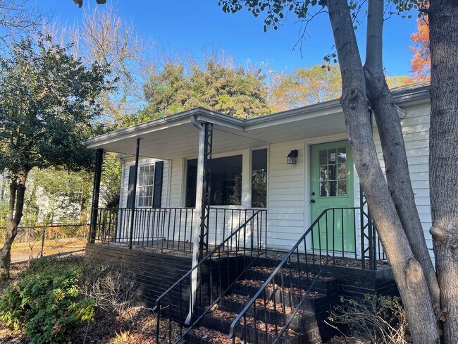 Building Photo - Beautifully renovated Normaltown 3/2 Home with fenced in front yard! Water, trash, and lawncare i...