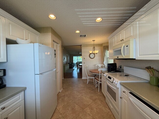 Building Photo - 675 W Lake Jasmine Cir