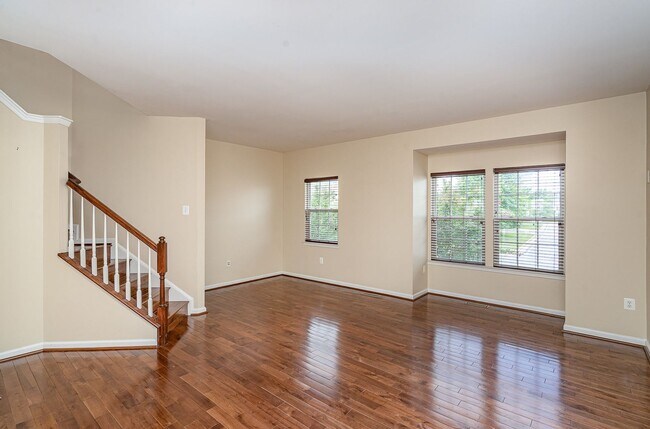 Building Photo - NORTH STAFFORD WELL MAINTAINED TOWNHOME FOR RENT