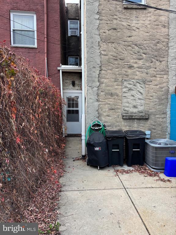 Building Photo - 1155 S 10th St