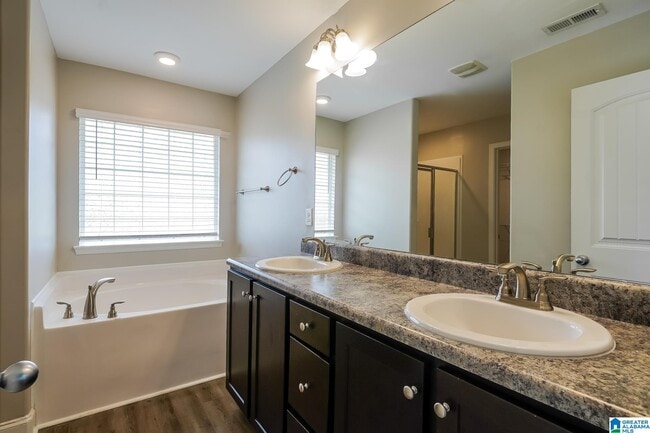 Building Photo - 3008 Village Ridge Dr