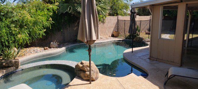 Building Photo - 8044 E Cambridge Ave