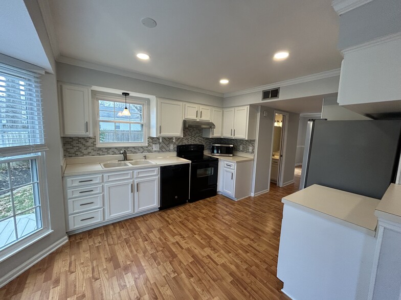 Kitchen - 405 Windsor Ct