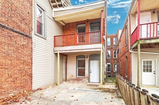 Building Photo - Available Now - Spacious 5 Bedroom, 1 Bath...