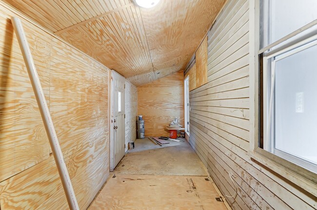 Building Photo - Spacious 3 Bedroom in Hamilton!