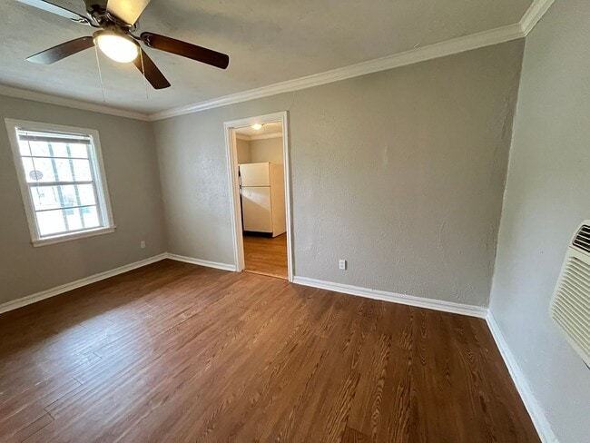 Building Photo - 2 Bed 1 Bath