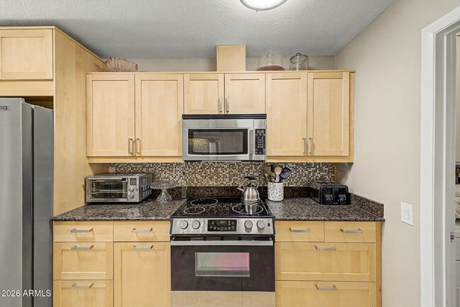 Building Photo - 10454 W Palmeras Dr