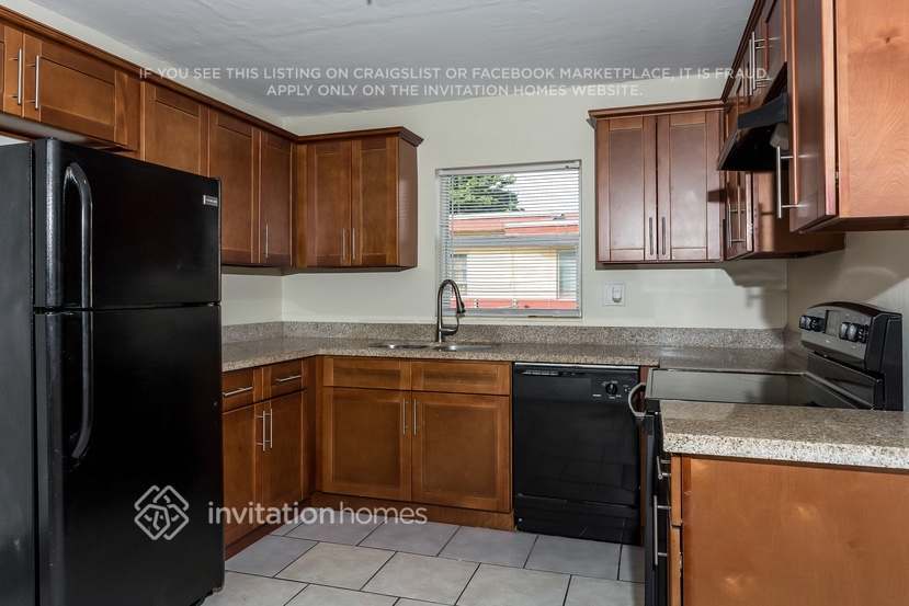 Building Photo - 533 W Dayton Cir