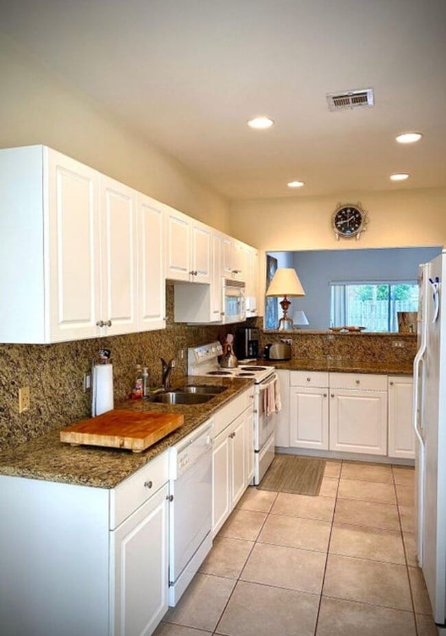 Building Photo - 619 NE 7th Ave