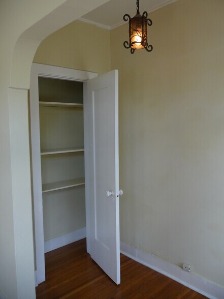 Building Photo - 435 1/2 N Sierra Bonita Ave