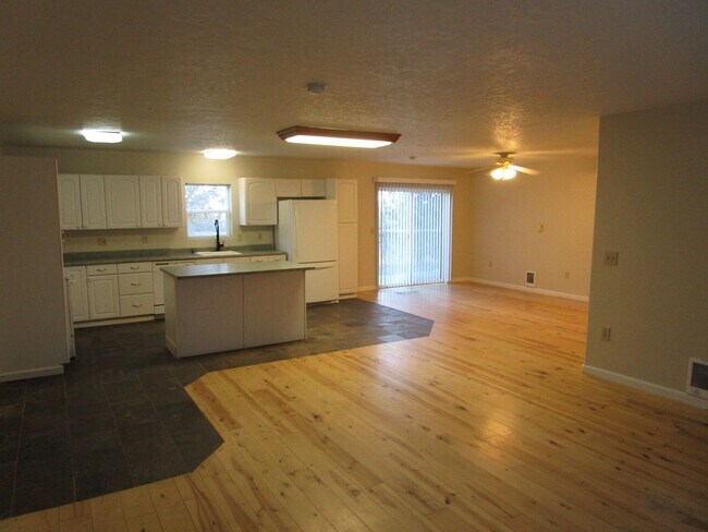 Building Photo - 7110 Teenie Rd