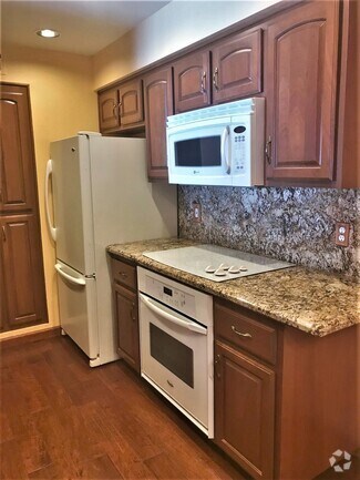 Building Photo - 1211 -