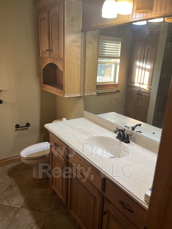 Building Photo - 13123 Red Oak Dr