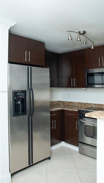 Building Photo - 10 Aragon Ave
