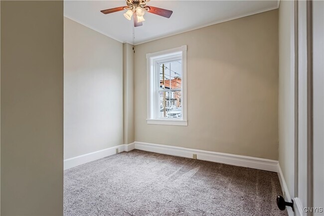 Building Photo - 25 College St