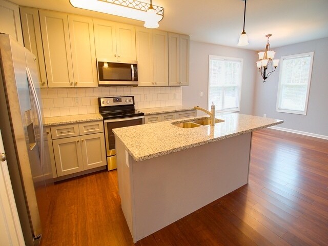 Building Photo - 4 Bedroom 3 Bath Home In Chapel Hill!