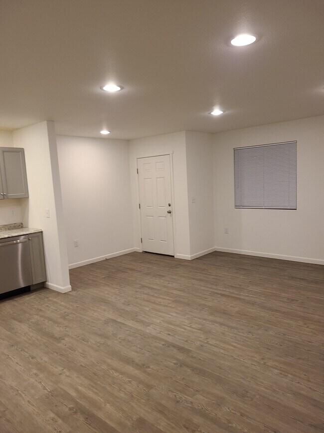 Building Photo - Duplex Right Side