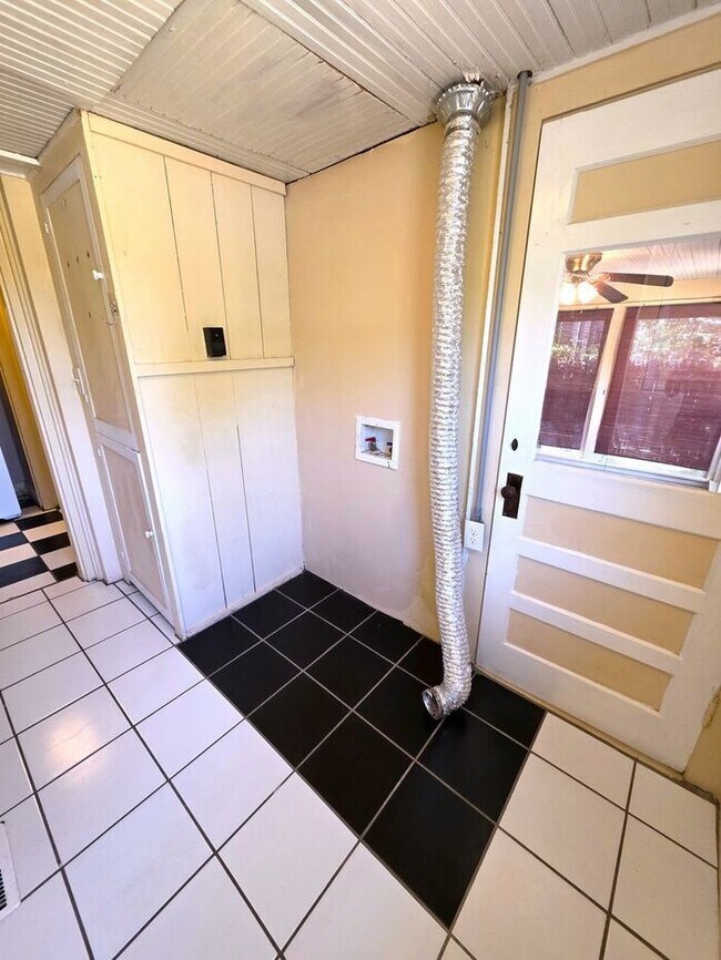 Building Photo - 3 Bed, 1 Bath Home in NW OKC Close to Plaza District