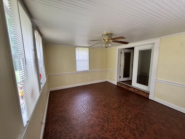Building Photo - 3018 Delano Pl