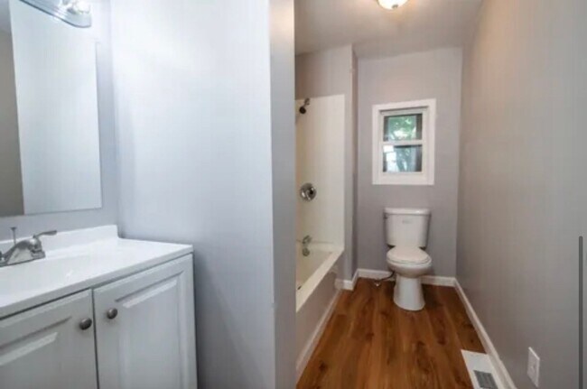 Building Photo - Cozy 2 Bed 1 Bath House in Council Bluffs!