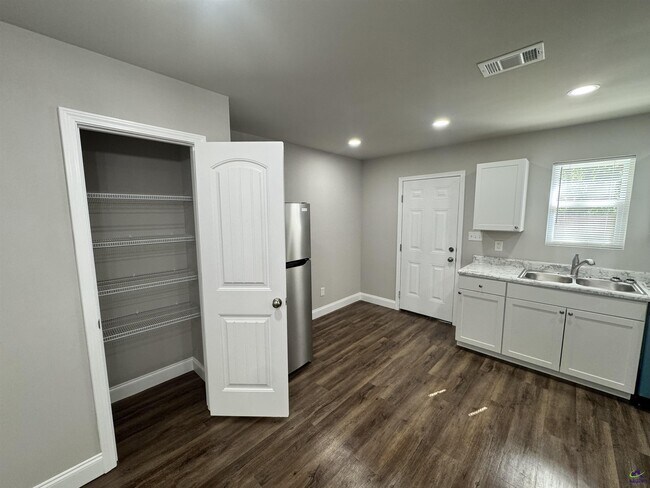 Building Photo - 301 Doyle St