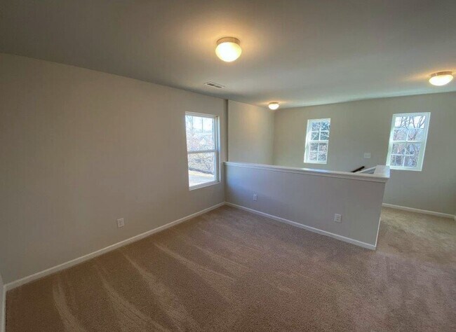 Building Photo - Beautiful 3 Bedroom, 2 1/2 Bathroom Home off Robinhood Rd in Winston!