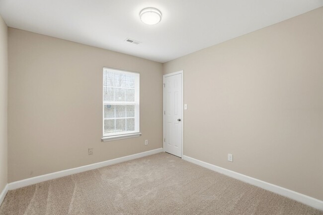 Building Photo - 3 bedroom single family home!