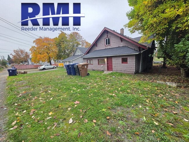 Building Photo - Charming 4-Bedroom