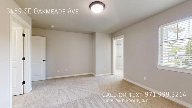 Building Photo - 3459 SE Oakmeade Ave