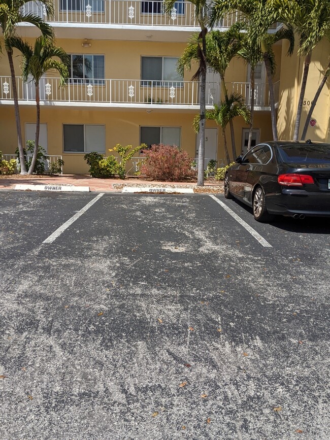 Building Photo - 3061 NE 49th St