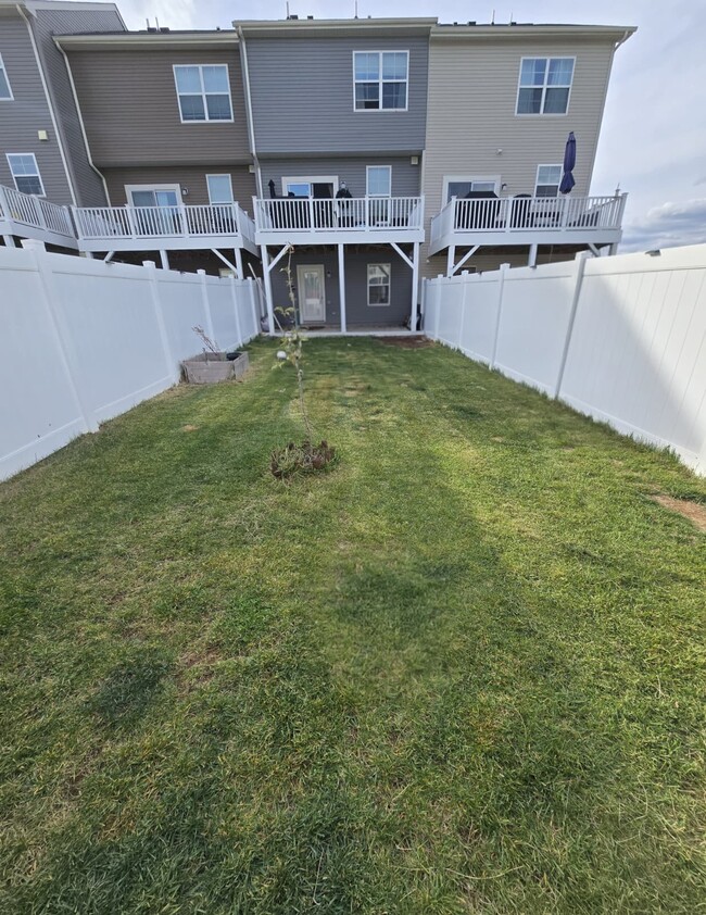 Building Photo - 106 Extrovert Dr